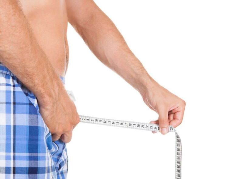 man measures his penis by one centimeter